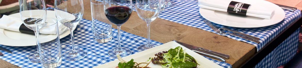 la-table-de-frank-vin-rouge-americain-prepare-frites-recette-entrevue-vigneronne-cave-des-sommeliers